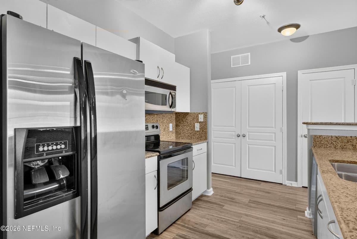 8290 GATE Parkway W 817, Jacksonville, FL 32216, Jacksonville, FL - photo 2